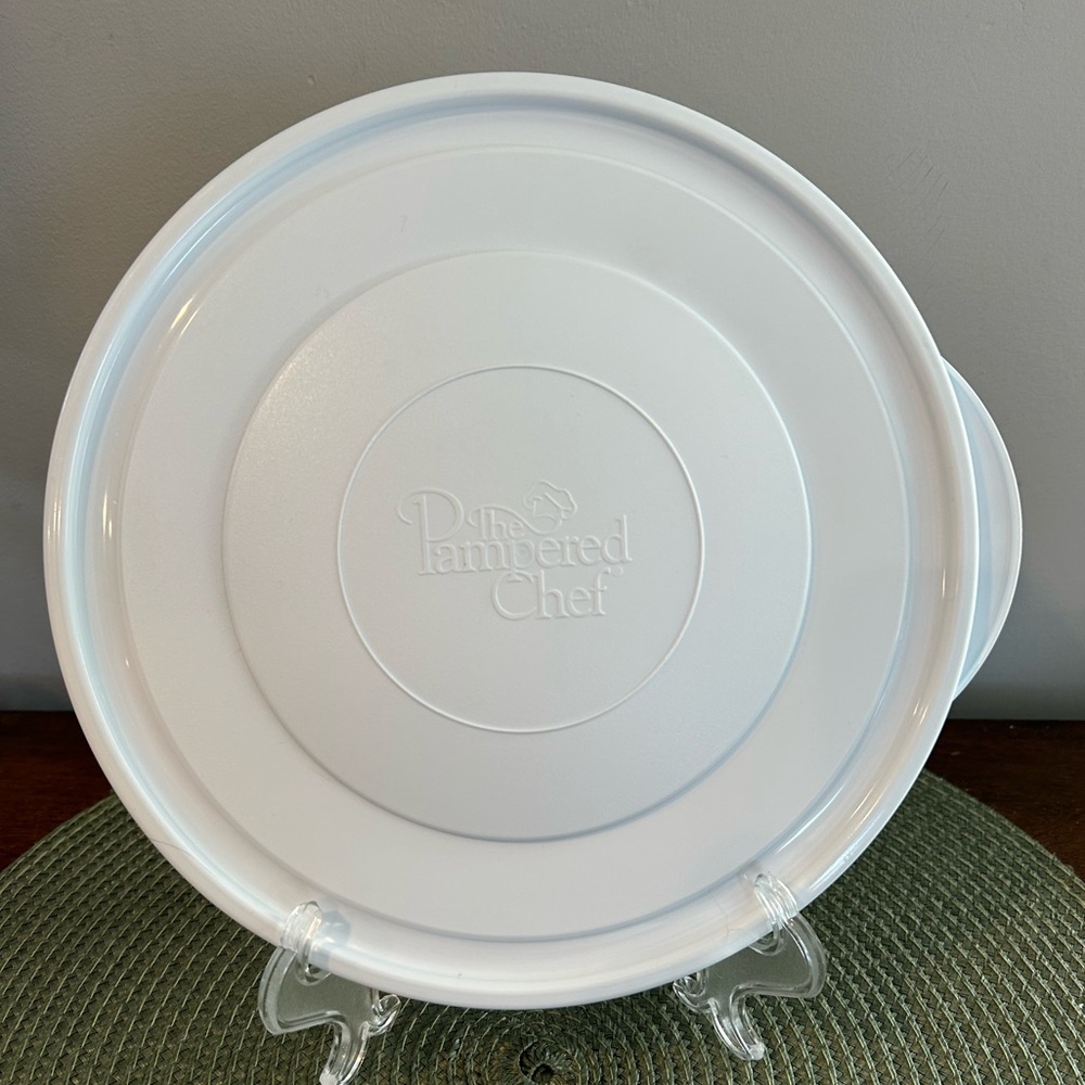 The Pampered Chef white, mixing bowl lid replacement 8 1/2" LID ONLY is Pristine